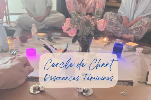 cercle de femmes, couleur rose pastel, une main qui joue un shrutibox, les roses dans une vase au milieu, un text qui décrit un cercle de chant pour les femmes
