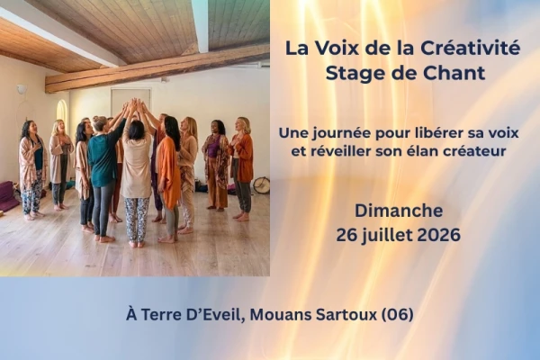 studio de yoga, parquet bois clair, murs blancs, groupe de femmes qui chantent