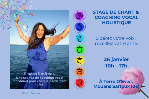 woman in blue dress arms open, eyes closed, devant la mer, informations pour stage de chant et chakras, notes de musique qui volent dans l'air