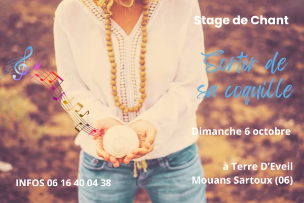 torse d'un femme habillée en jeans avec haut blanc elle a une coquille dans ses mains et elle est dans la forêt avec des feuilles fanées flyer pour stage de chant