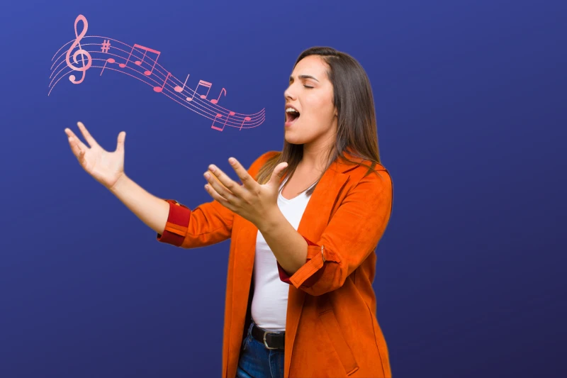 jeune femme portant une veste oragne et un t-shirt blanc qui chante avec des notes de musiques qui sortent de sa bouche sur un fond indigo bleu