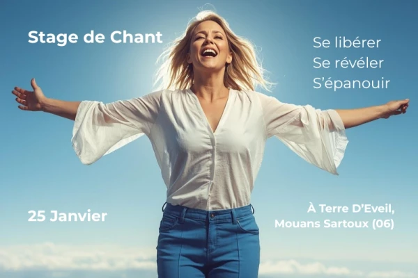 une femme habillée en jeans et une chemise blanche, les bras ouverts, elle sourit, le fond est un ciel bleu